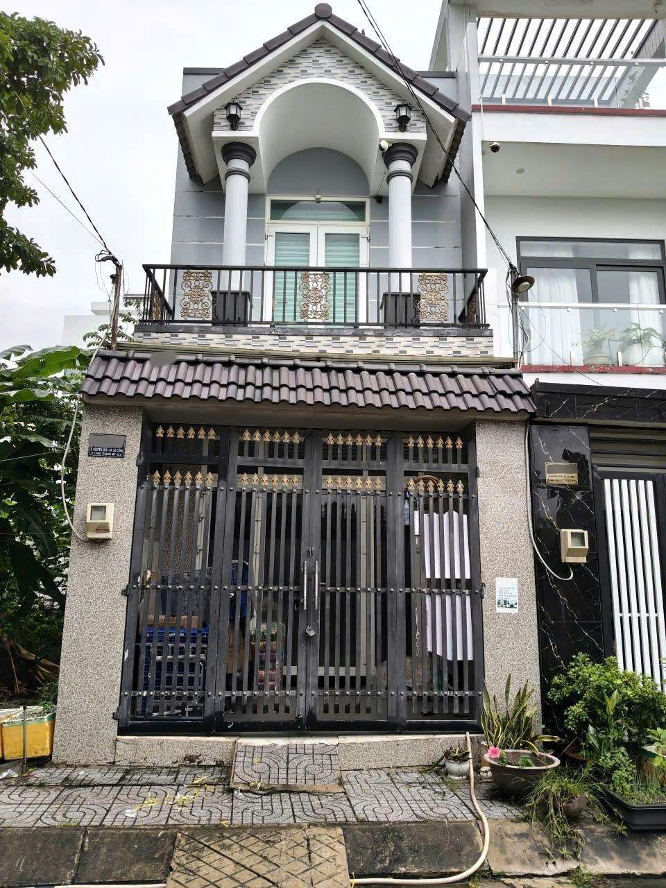 BÁN NHÀ ĐỐI DIỆN CỔNG VINHOMES GRAND PARK _ 3 TẦNG KIÊN CỐ _ ĐƯỜNG 8M CÓ VỈA HÈ _ ÔTÔ ĐẬU ĐỖ TRƯỚC NHÀ - ảnh 1